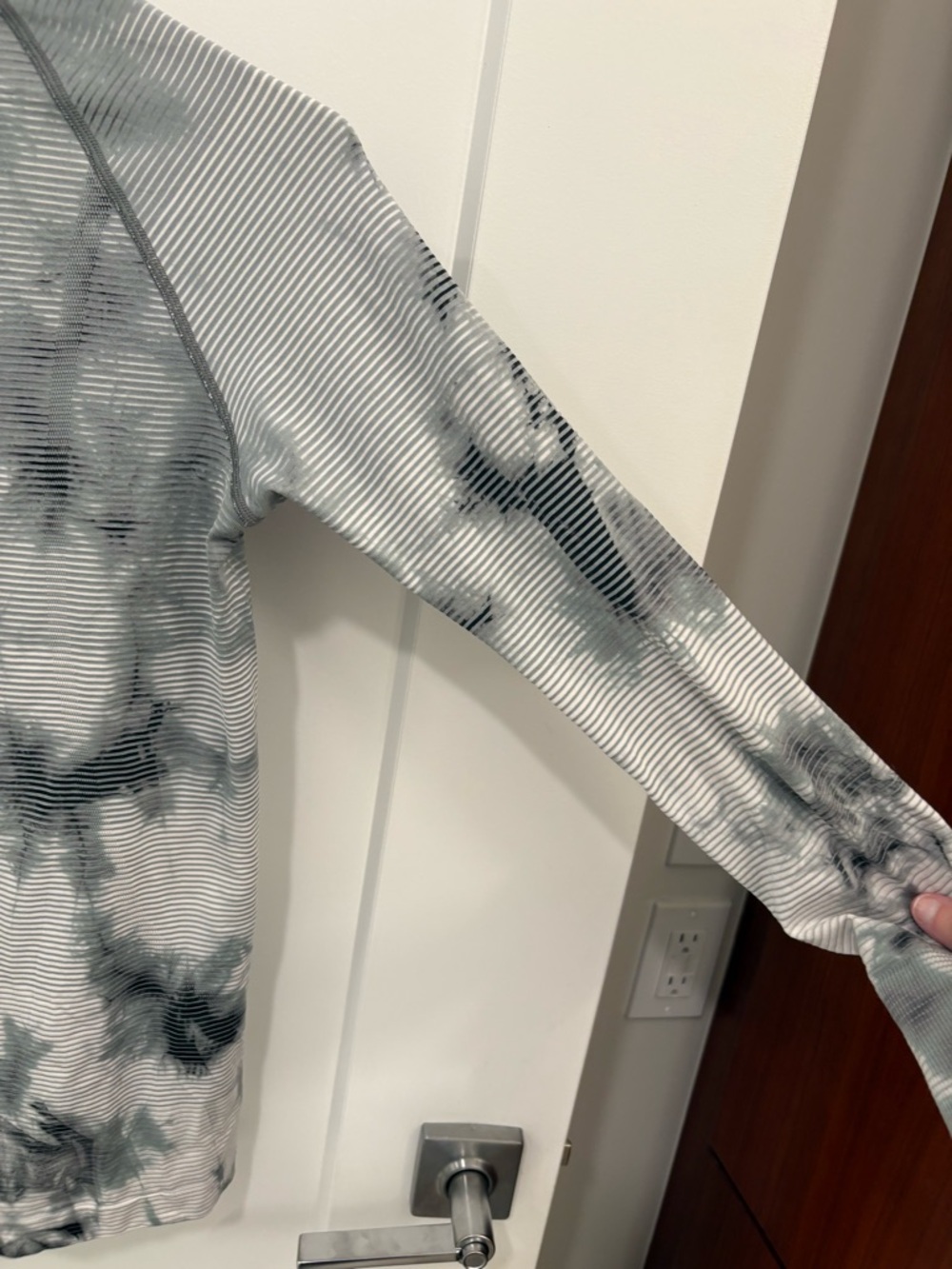 Lululemon Swiftly Tech Long Sleeve 2.0 in
Shibori Stripe Graphite Grey Size 6 - Picture 12 of 14